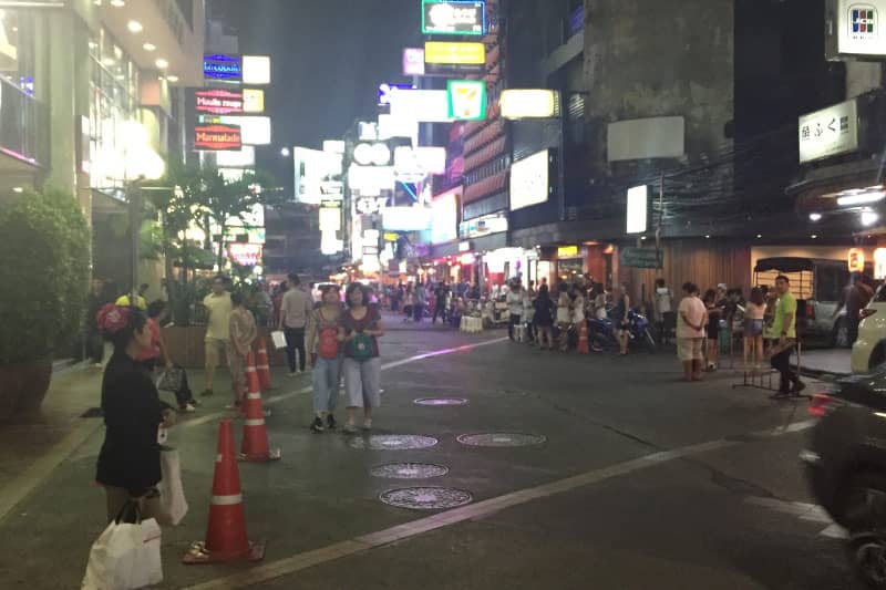 13日21:00頃の、バンコク・シーロムの日本人街、タニヤ通りの様子。