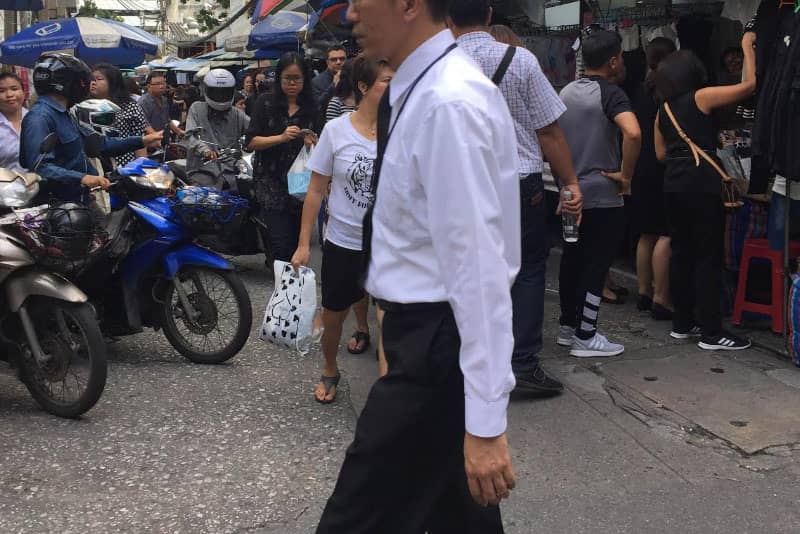 バンコクのビジネスマンの服装。ワイシャツに黒ネクタイ着用ですが、暑いのでネクタイをつけていない人も多いです。