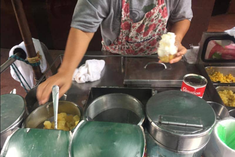 バンコク・タニヤ路上アイス屋台！タイのアイスはパンやモチ米に合う