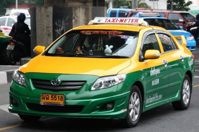 タイ　夜　タクシー