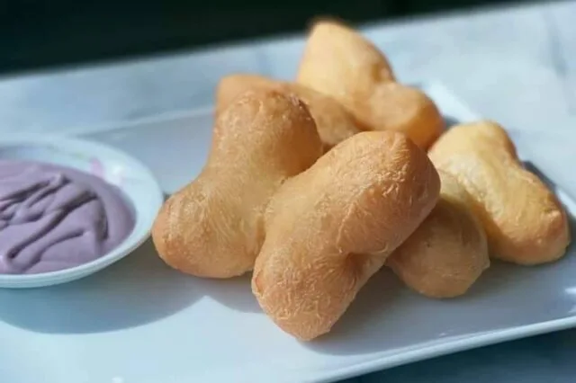 タイ航空シーロム支店が航空機カフェ 有名な機内食の揚げパンも販売