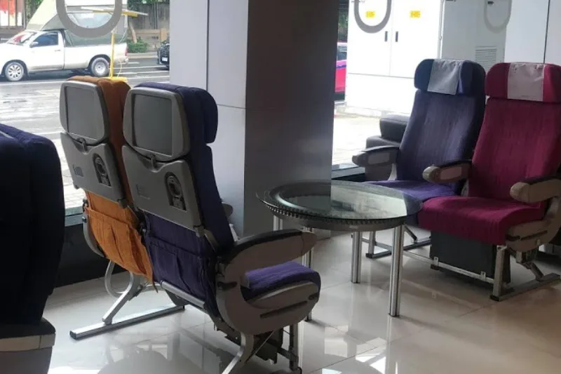 タイ航空シーロム支店が航空機カフェ 有名な機内食の揚げパンも販売